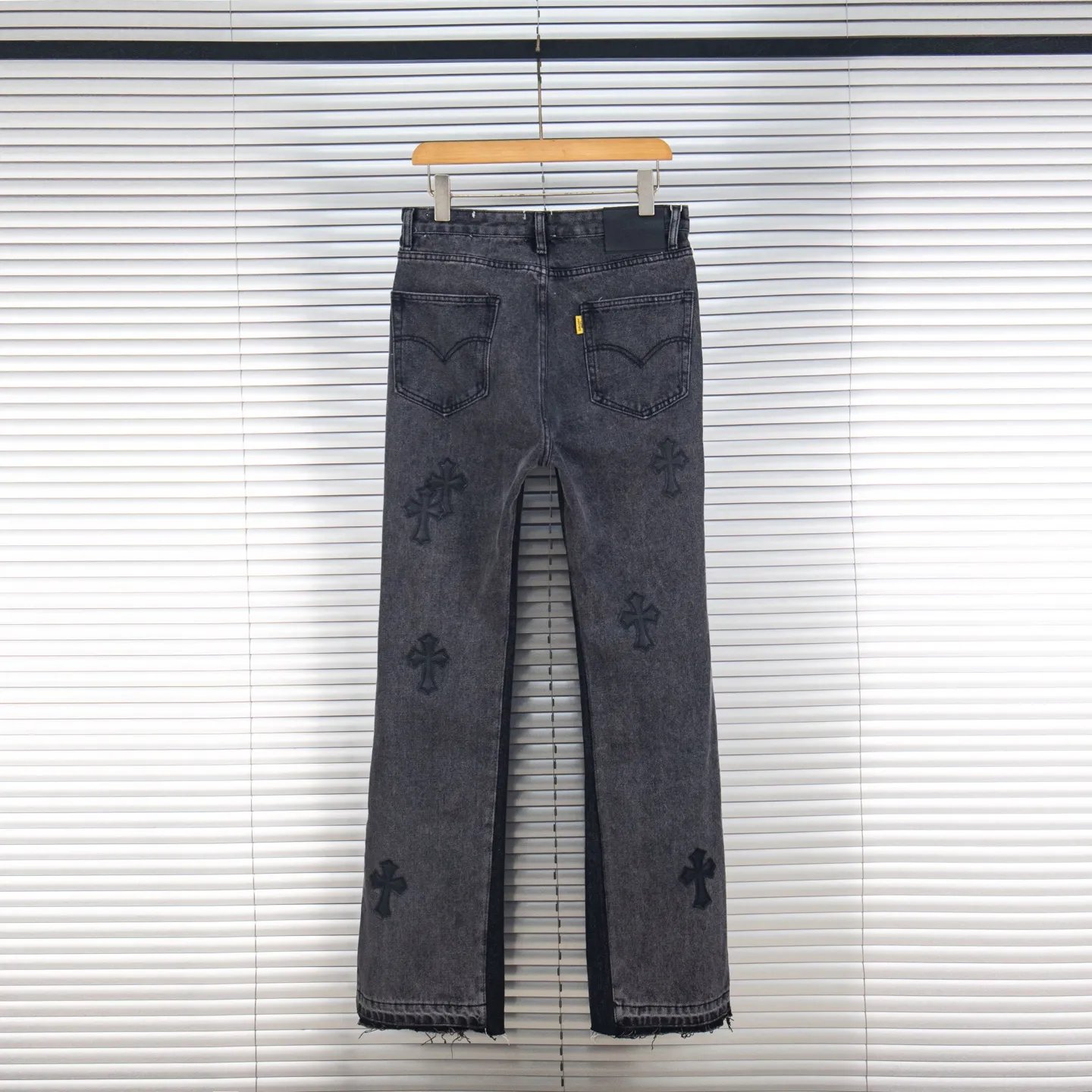 P240 Chrome Hearts Gallery co-branded limited-edition cross-flared flared jeans are a hot item this season and are sought after by countless celebrities and fashionistas. The neat details of the cutting process add color to the playful fashion! The neat and meticulous design, and the well-fitting structure is unique. The upper body not only has outstanding recognition, but also looks younger and younger. A style with the ultimate wearing meaning and performance, gorgeous color matching, and the craftsmanship of this style is also extremely extraordinary. After the finished product is washed, it is disassembled and hand-made with sheepskin cross leather and then spliced ​​together to complete. The whole piece has too many craftsmanship to describe. It is decorated with patchwork cross flowers and high-waisted washed jeans! ! Absolutely high-end luxury product, a god-level single product, a super popular product, made with top heavy industry, a must-see magic weapon that can't be missed. Style number: 1836 Size: 28 30 32 34 36 Color: black